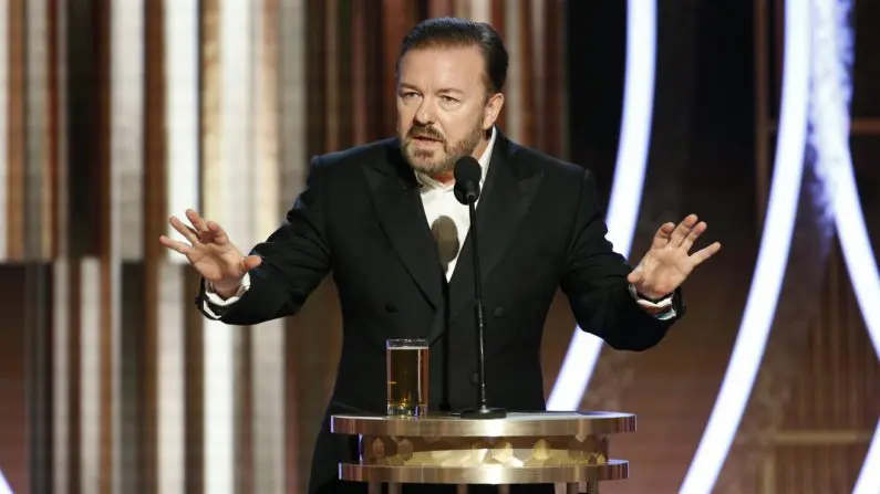 Ricky Gervais mentre attacca Hollywood durante i Golden Globe 2020