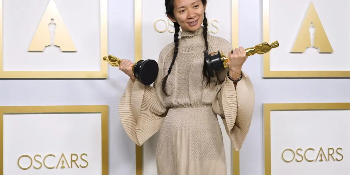 La regista Chloé Zhao stringe le due statuette vinte per Miglior Film e Miglior Regia