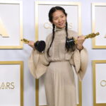 La regista Chloé Zhao stringe le due statuette vinte per Miglior Film e Miglior Regia