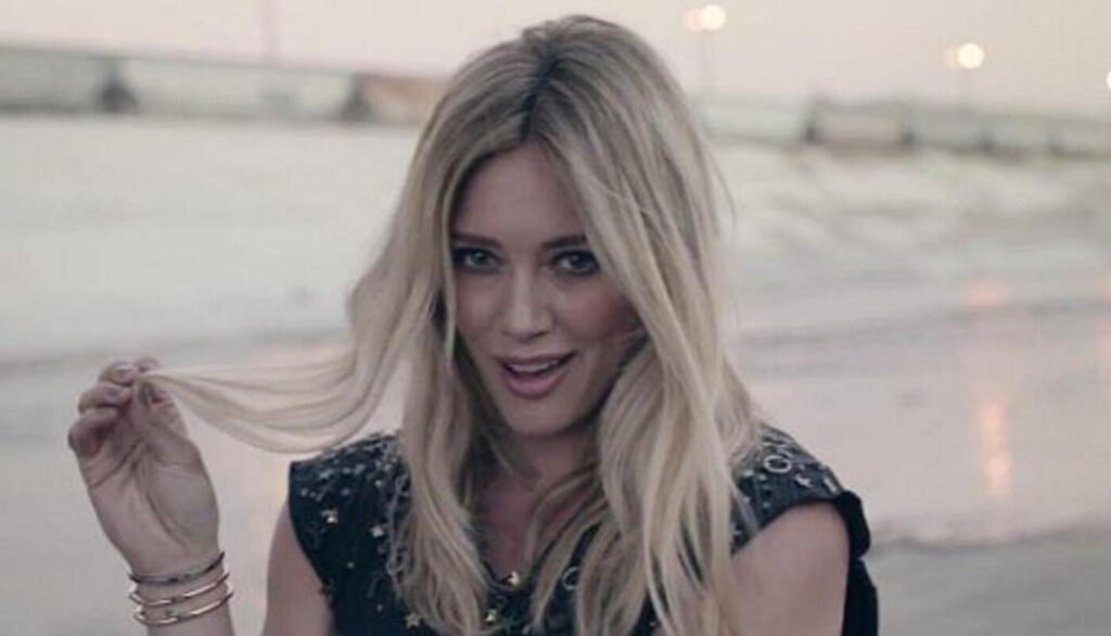 Hilary Duff nel video di All About You