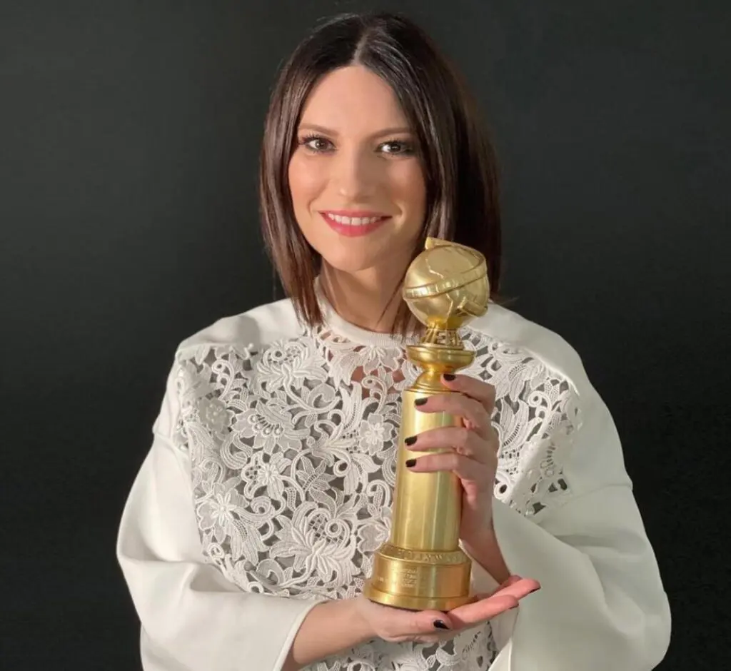 Laura Pausini con il Golden Globe in una foto del profilo Instagram