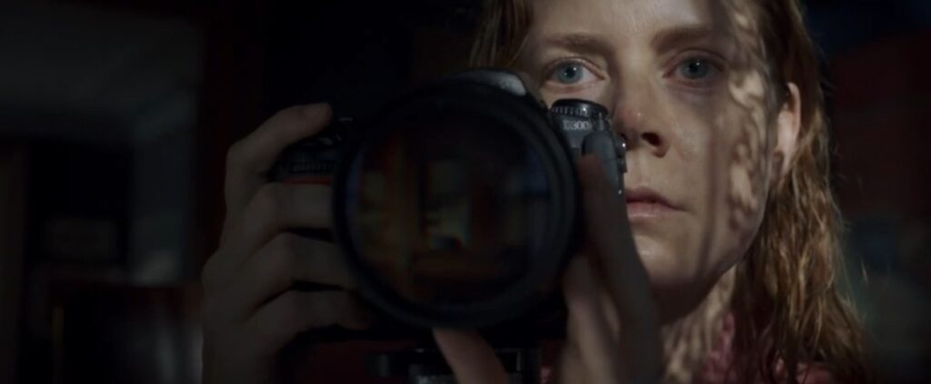 Amy Adams nel film La donna alla finestra
