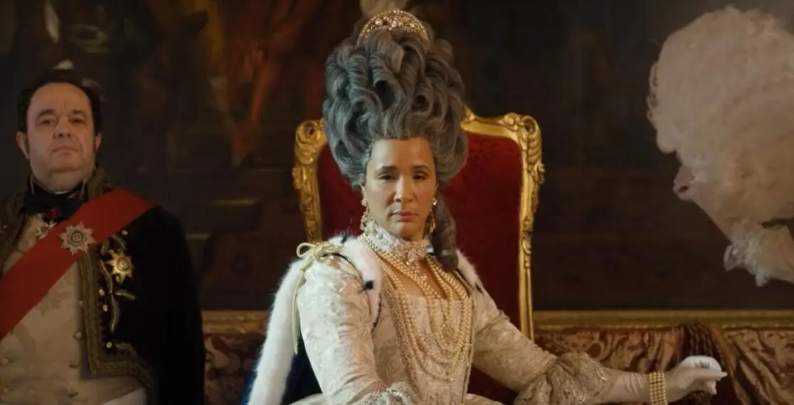 La Regina Charlotte interpretata dall'attrice Golda Rosheuvel