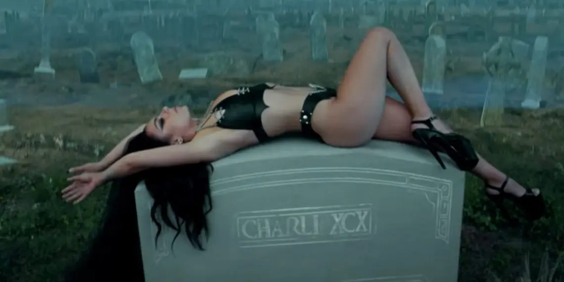 Charli XCX sexy sopra tomba