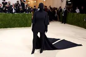 Kim Kardashian vestita da ombra al Met Gala 2021