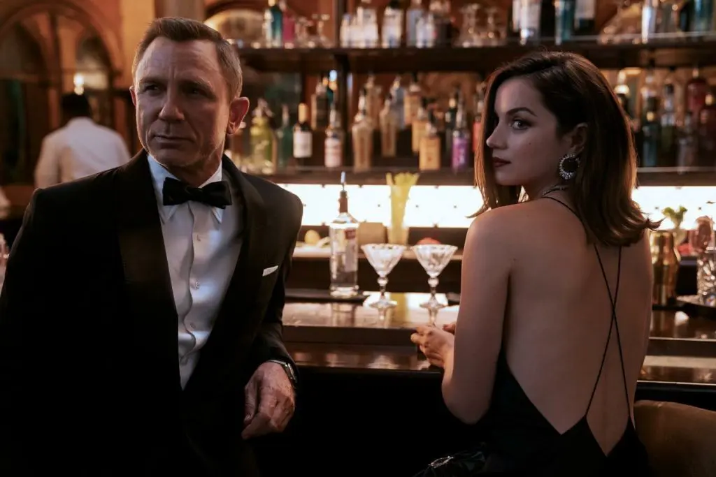 Daniel Craig con la bond girl in No Time To Die
