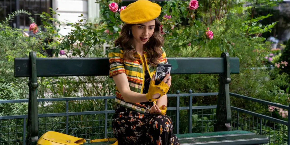 Lily Collins look giallo Emily in Paris 2