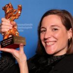 La regista Carla Simon ha vinto l'orso d'oro per il film Alcarràs