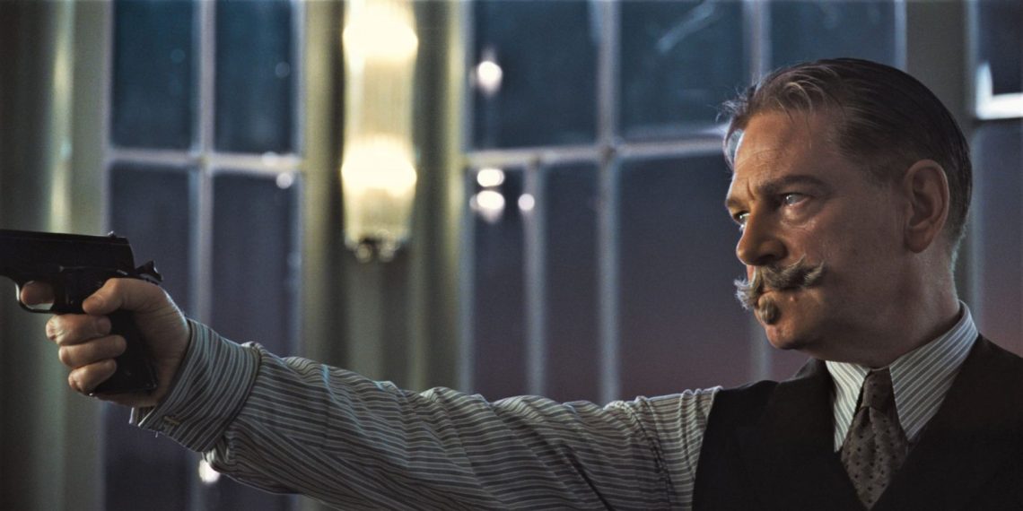 Kenneth Branagh in una scena del film Assassinio sul Nilo