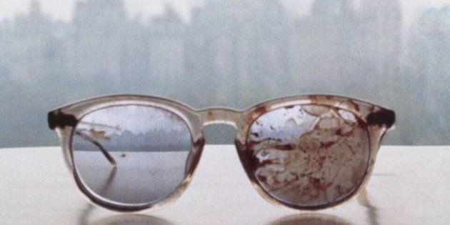 La storica foto degli occhiali insanguinati di Lennon scattata da Yoko Ono