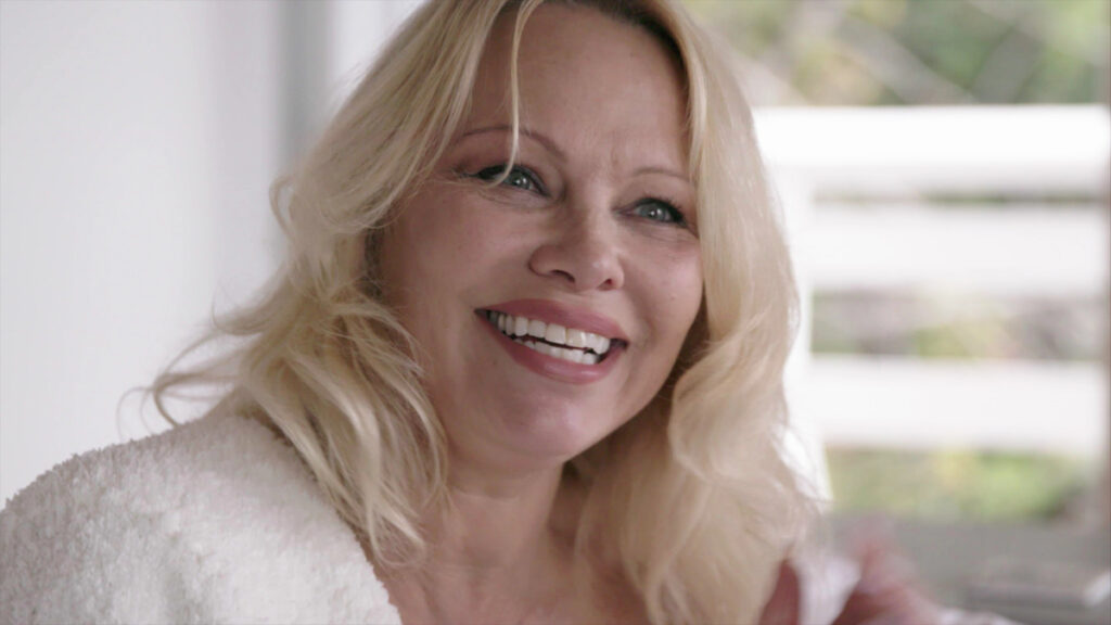 Pamela Anderson senza trucco a 50 anni in Pamela: a love story.