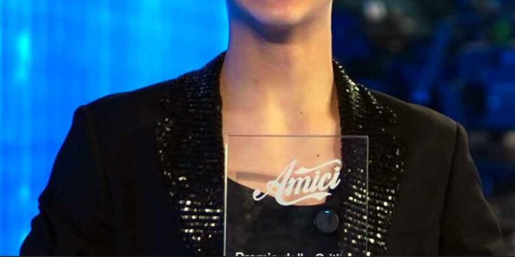 Emiliano era il favorito del web, i giornalisti lo hanno premiato, il televoto no il paradosso di Amici 25 in tre righe