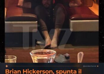 Brian Hickerson, spunta il video dell’arresto del 2025 scalzo sotto un tavolo e poi lo sputo vicino agli agenti