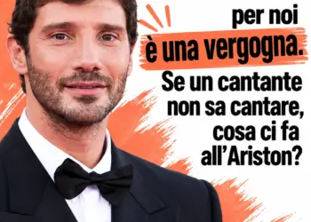 Sanremo 2027, De Martino dice sì all’Auto-Tune: per noi è una vergogna. Se un cantante non sa cantare, cosa ci fa all’Ariston?